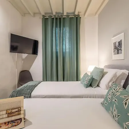Laura Five Senses Apartment *