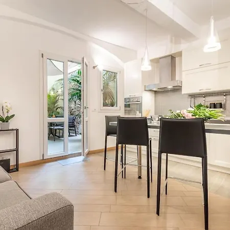 Laura Five Senses Apartment *